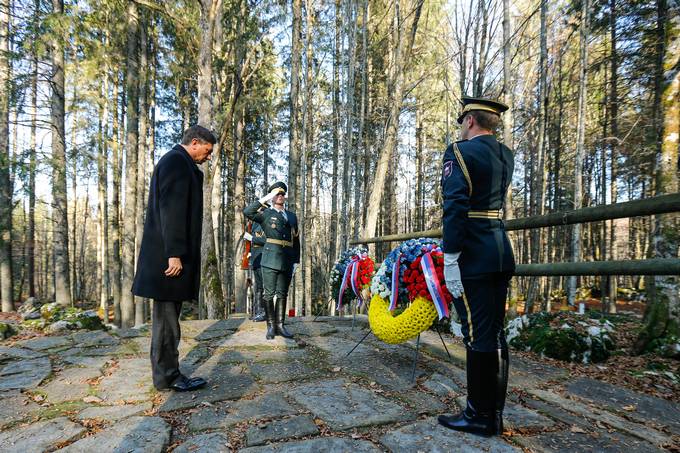 Predsednik republike Borut Pahor je ob dnevu spomina na mrtve položil venec ob spominskem obeležju pred breznom pod Krenom v Kočevskem rogu